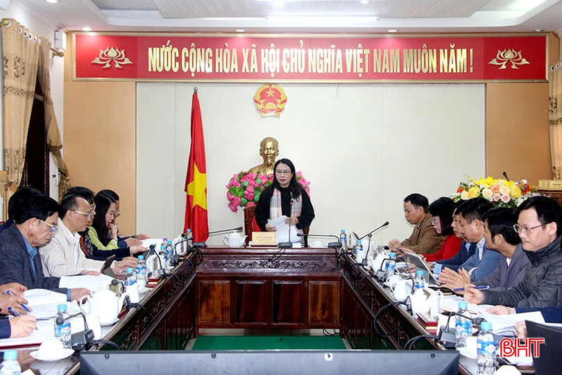 Trưởng ban Pháp chế HĐND tỉnh Nguyễn Thị Nhuần chủ trì buổi làm việc. bqbht_br_img-9530.jpg