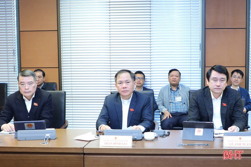 Các đại biểu Đoàn Hà Tĩnh tham gia phiên thảo luận tổ. bqbht_br_1-doan-dbqh-ha-tinh-tham-du-buoi-thao-luan.jpg