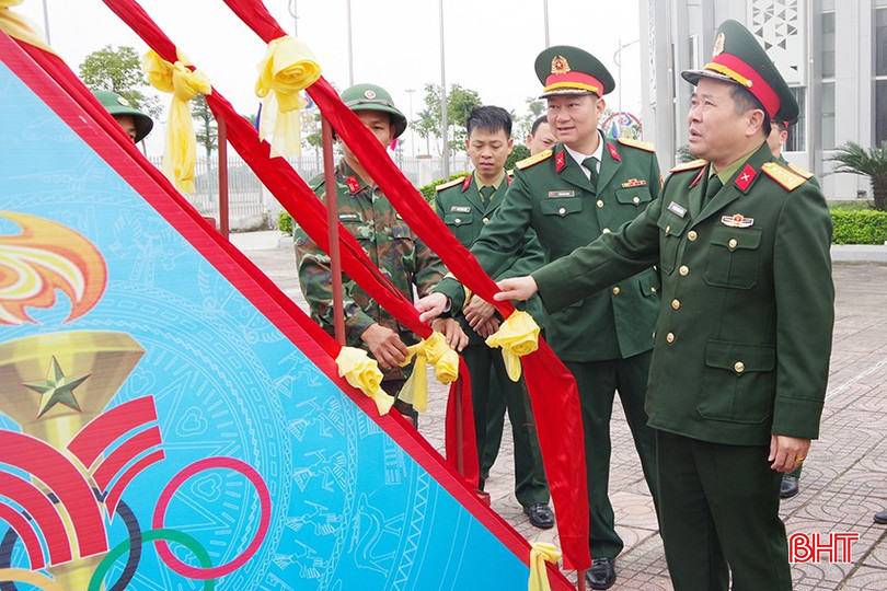 Đại tá Nguyễn Xuân Thắng - Chỉ huy trưởng Bộ CHQS tỉnh cùng đoàn công tác đã đến kiểm tra công tác chuẩn bị lễ giao nhận quân tại TX Hồng Lĩnh. bqbht_br_a1.jpg