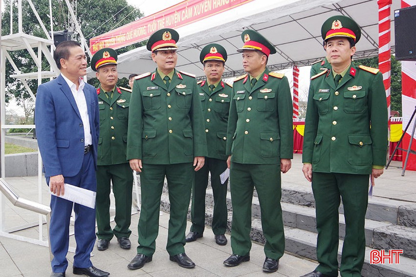 Thiếu tướng Lê Văn Vỹ - Phó Tham mưu trưởng Quân khu 4 kiểm tra tại huyện Cẩm Xuyên. bqbht_br_2.jpg