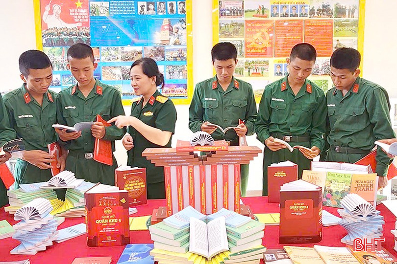 Ban Tuyên huấn (Phòng Chính trị Bộ CHQS tỉnh) thường xuyên chỉ đạo các đơn vị ứng dụng công nghệ thông tin, các mô hình giáo dục trực quan để nâng cao chất lượng giáo dục chính trị ở đơn vị cơ sở. bqbht_br_anh-9.jpg