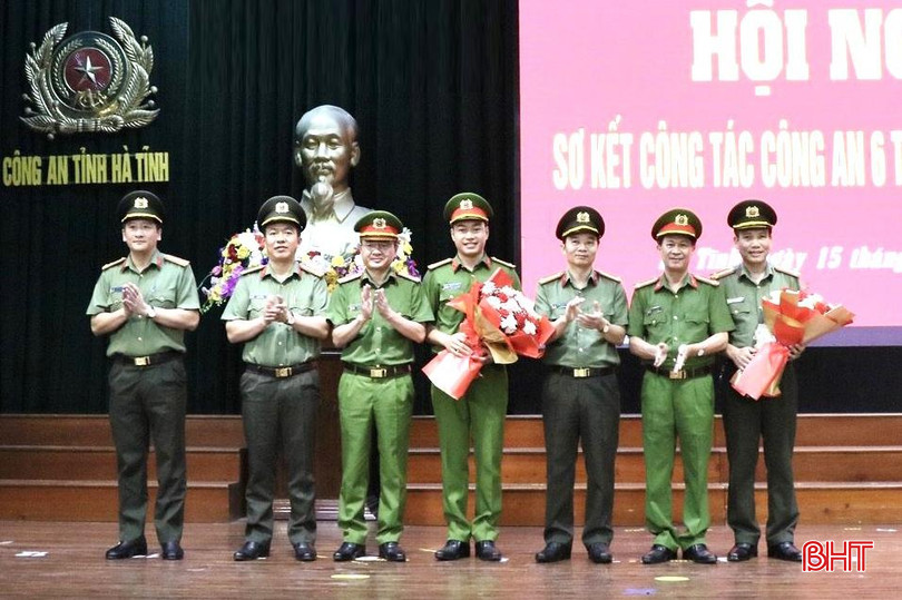 Ban Giám đốc Công an tỉnh tặng hoa chúc mừng Công an TP Hà Tĩnh, Phòng An ninh mạng và phòng chống tội phạm sử dụng công nghệ cao đã đấu tranh thành công chuyên án. 1111qq.jpg
