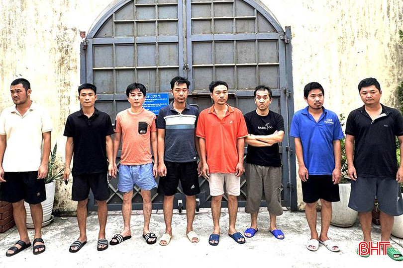 8 đối tượng trong đường dây cá độ bóng đá liên tỉnh bị bắt giữ. Các đối tượng bị cơ quan điều tra bắt giữ.jpg