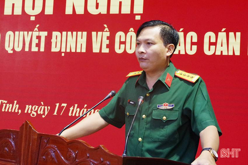 Thay mặt các đồng chí được thăng quân hàm, nâng lương và bổ nhiệm lần này, Đại tá Nguyễn Tú Tài phát biểu cảm ơn tại hội nghị. A5 (1).JPG
