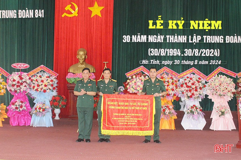 Đại tá Phạm Văn Dũng - Phó Tham mưu trưởng Quân khu trao cờ lưu niệm của Thường vụ Đảng ủy – Bộ Tư lệnh Quân khu 4 cho Trung đoàn 841. Ảnh 3.jpg