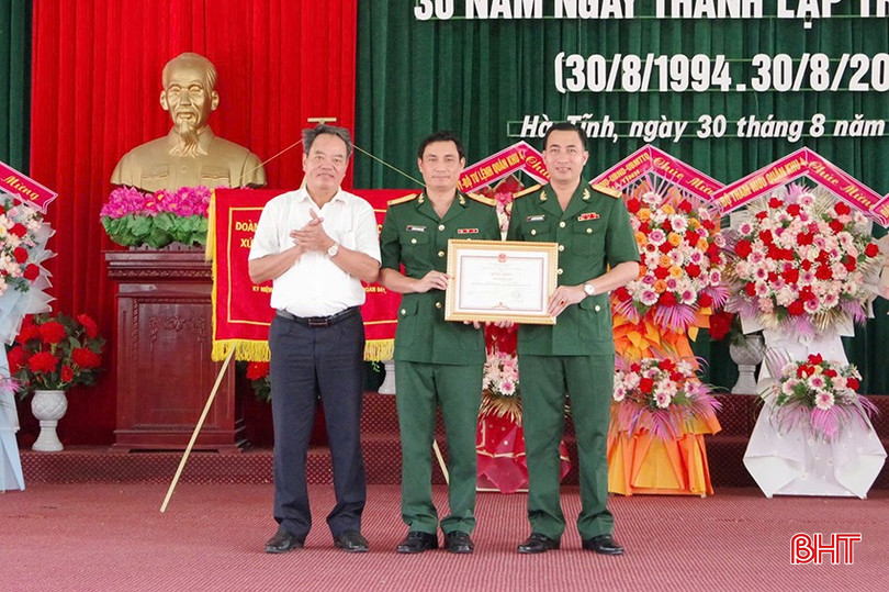 Đồng chí Nguyễn Đình Hải - Trưởng ban Nội chính Tỉnh uỷ trao bằng khen của UBND tỉnh Hà Tĩnh cho Trung đoàn 841. Ảnh 4.jpg