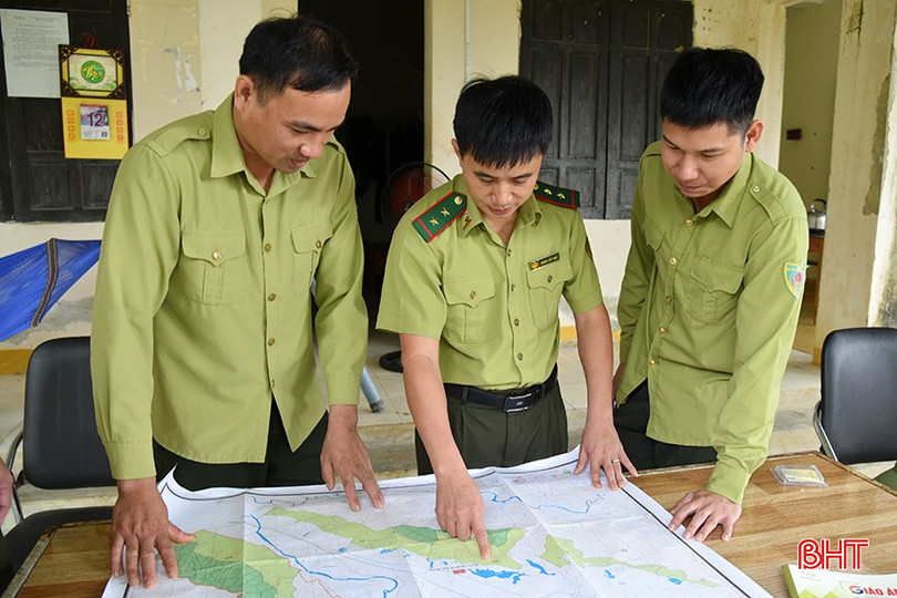 Cán bộ Hạt Kiểm lâm Hương Khê và cán bộ Trạm BVR Rào Rồng (thuộc Ban Quản lý Rừng phòng hộ Hương Khê) đánh dấu các khu vực rừng dễ cháy để lên phương án bảo vệ. bqbht_br_dsc-3409.jpg