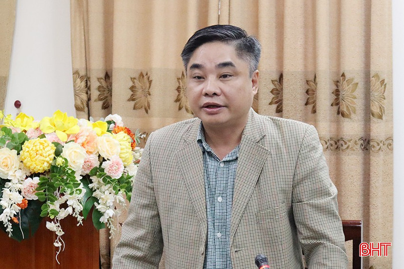 Phó Giám đốc Sở Xây dựng tỉnh Hoàng Thanh Tùng trình bày nội dung điều chỉnh Chương trình phát triển nhà ở tỉnh Hà Tĩnh. bqbht_br_img-8998-8491.jpg