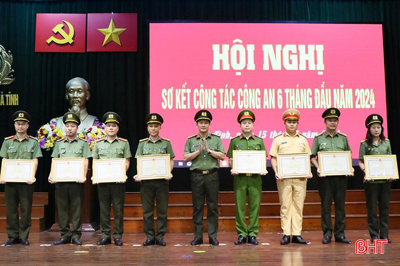 Lãnh đạo Công an tỉnh trao bằng khen của Chủ tịch UBND tỉnh cho các tập thể, cá nhân đạt thành tích xuất sắc. 6a.jpeg