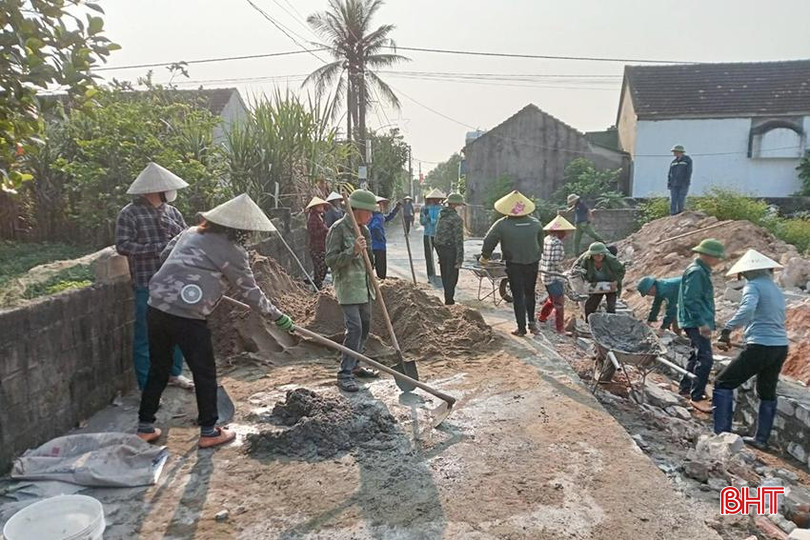 Người dân thôn Trường An (xã Hồng Lộc) mở đường, xây rãnh thoát nước đường trục chính. 5lh.jpg
