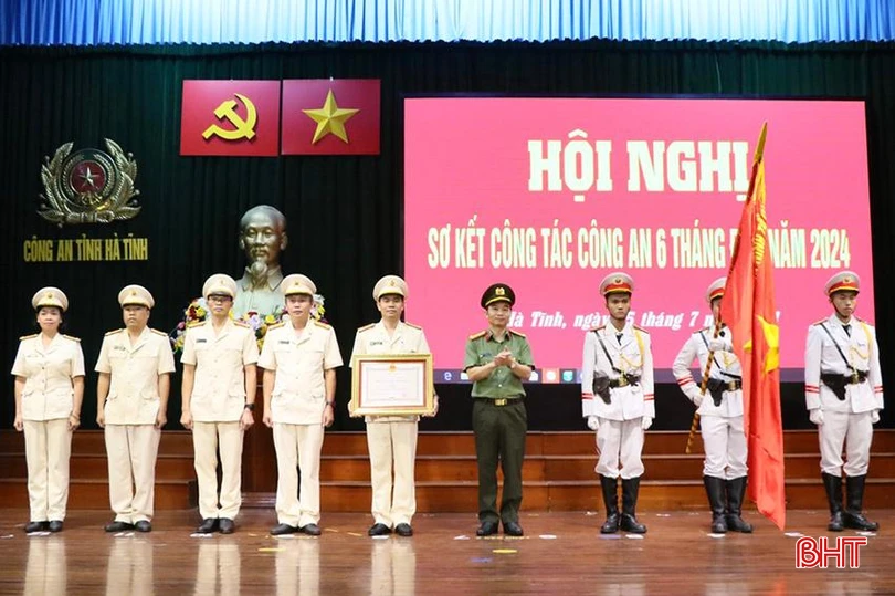 Đại tá Nguyễn Xuân Thao - Giám đốc Công an tỉnh trao Huân chương Chiến công hạng Ba cho Phòng Cảnh sát Hình sự.