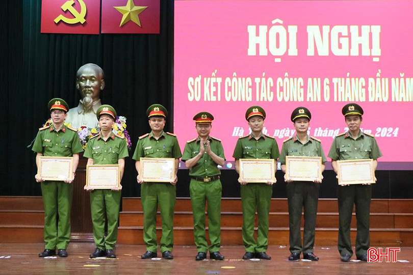 Lãnh đạo Công an tỉnh trao bằng khen của Bộ Công an cho các tập thể... TRao bằng khen của BCA cho các tập thẻ (2).jpeg