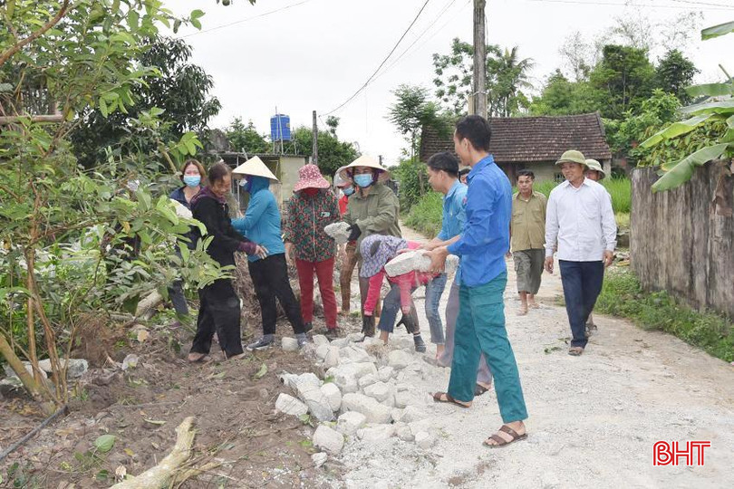 Người dân thôn Tân Thượng (xã Tân Lộc) hiến đất, chặt cây, dỡ tường rào để nâng cao tiêu chí giao thông. 4lh.jpg