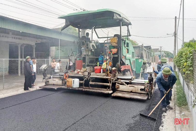 Xã Bình An gắn mở rộng lề đường với thảm nhựa mặt đường bê tông các tuyến đường trục chính. 3lh.jpg