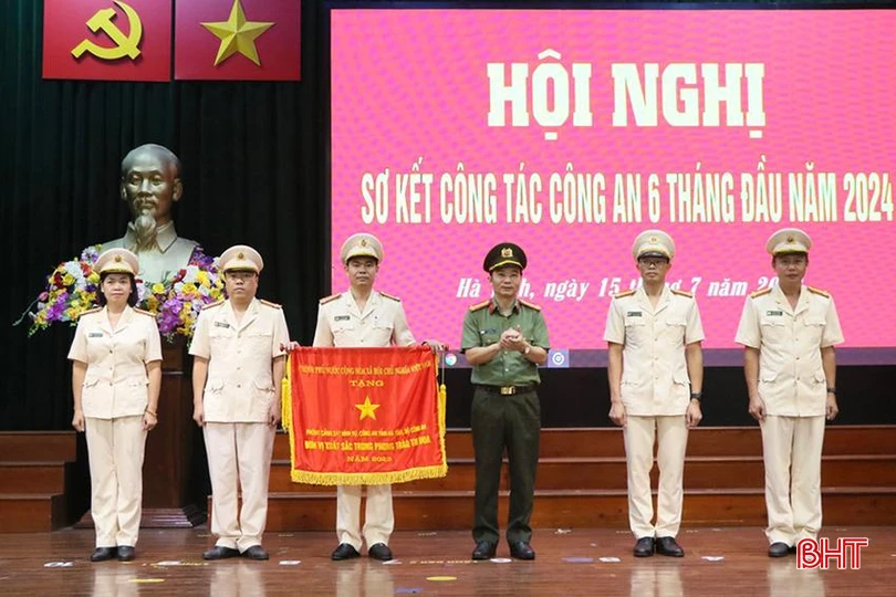 Đại tá Nguyễn Xuân Thao - Giám đốc Công an tỉnh trao Cờ thi đua xuất sắc của Thủ tướng Chính phủ cho Phòng Cảnh sát Hình sự.