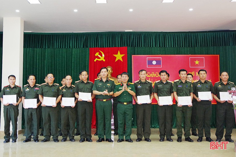 Lãnh đạo Bộ CHQS tỉnh Hà Tĩnh trao giấy chứng nhận hoàn thành khóa tập huấn cho cán bộ quân sự tỉnh Bolikhămxay. 7.JPG