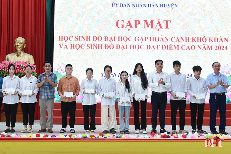 Hội Khuyến học huyện và lãnh đạo phòng, ngành trao học bổng cho các tân sinh viên