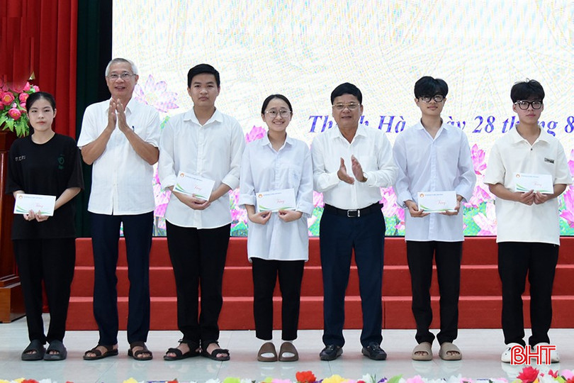 Lãnh đạo Hội Khuyến học tỉnh và huyện Thạch Hà trao học bổng cho các tân sinh viên. DSC_0474.JPG