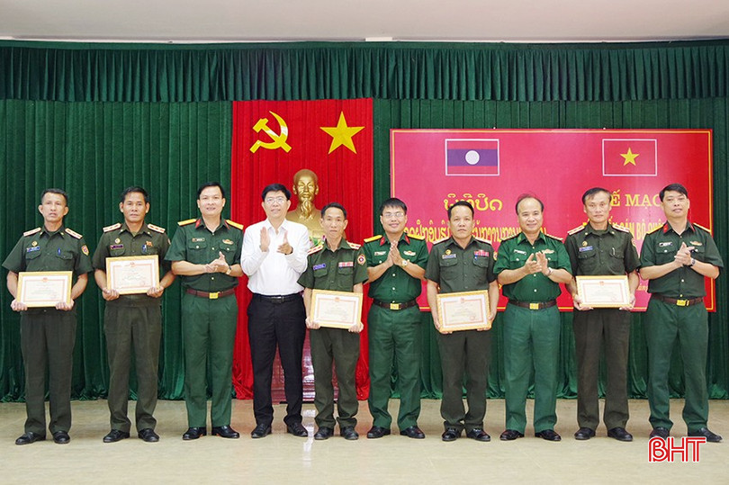 Đại diện lãnh đạo các cơ quan tỉnh Hà Tĩnh trao thưởng cho 5 cán bộ quân sự tỉnh Bolikhămxay đã có thành tích xuất sắc trong quá trình tập huấn. 8 (1).JPG