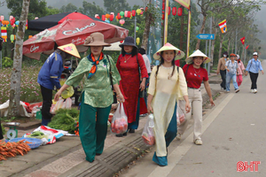 Du khách tham quan Hương Tích tự thích thú với... hành tăm, kiệu, cà chua