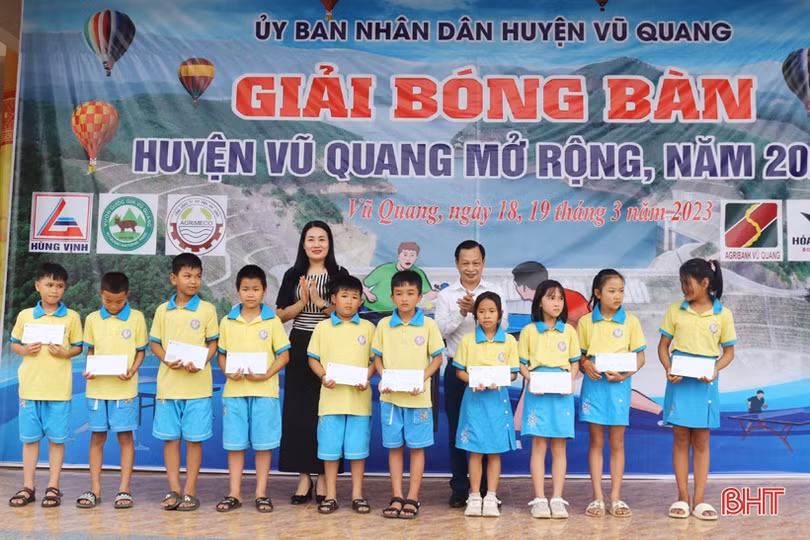 Hơn 200 VĐV tranh tài Giải Bóng bàn huyện Vũ Quang mở rộng