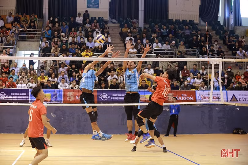 Gay cấn từ buổi đầu Giải Bóng chuyền nam thanh niên Hà Tĩnh