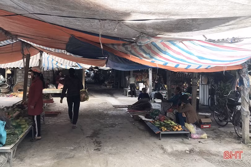 Cảnh tượng nhếch nhác khó tin ở chợ trung tâm huyện Nghi Xuân