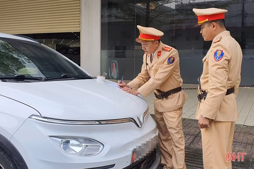 Công an TP Hà Tĩnh tiếp tục xử phạt nhiều trường hợp dừng, đỗ sai quy định