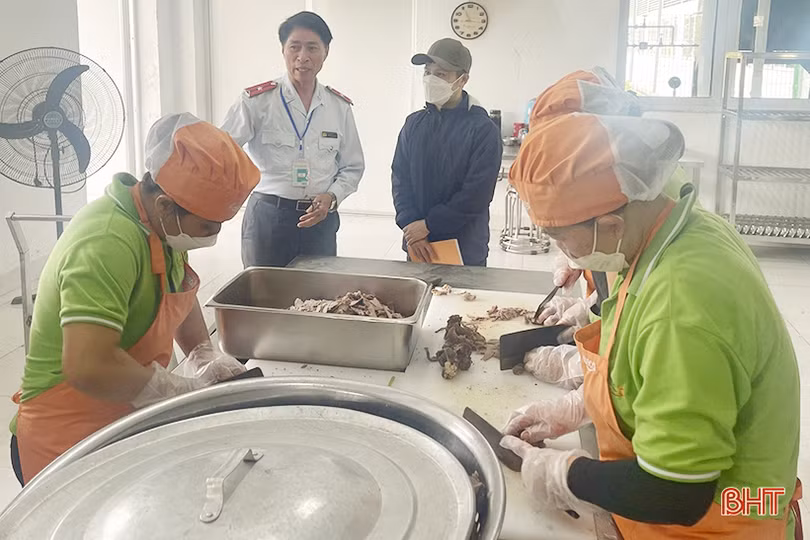 Tăng cường quản lý an toàn thực phẩm tại bếp ăn tập thể ở Hà Tĩnh