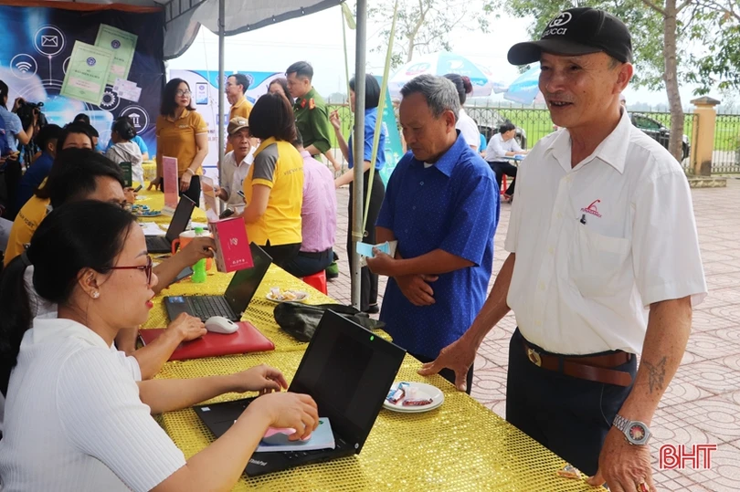Hỗ trợ người dân thị xã Hồng Lĩnh sử dụng các dịch vụ số 