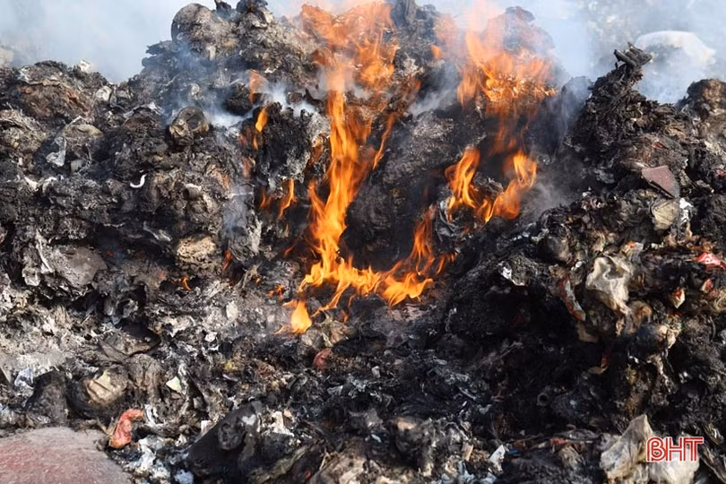 Điểm tập kết rác bốc cháy “tra tấn” người dân Hương Sơn