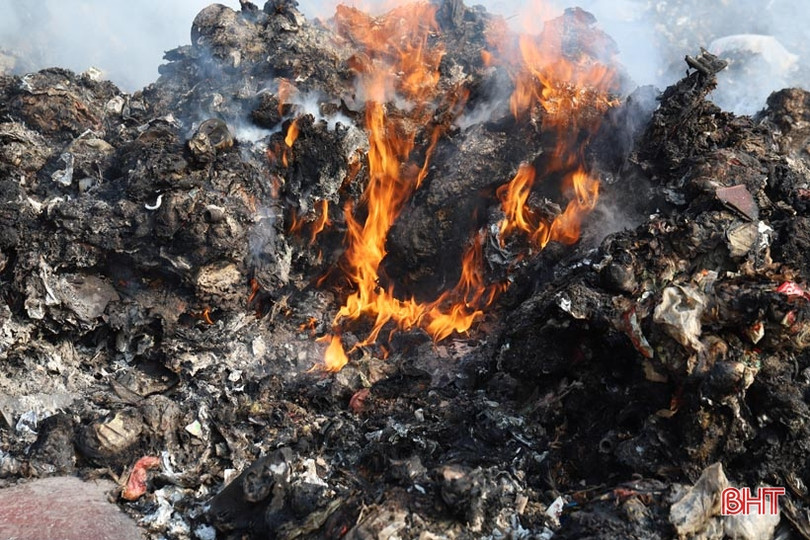 Điểm tập kết rác bốc cháy “tra tấn” người dân Hương Sơn