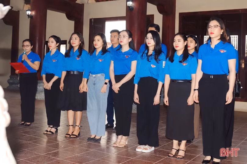 Các chi đoàn cơ quan trao quà, tặng khu vui chơi tại TP Hà Tĩnh