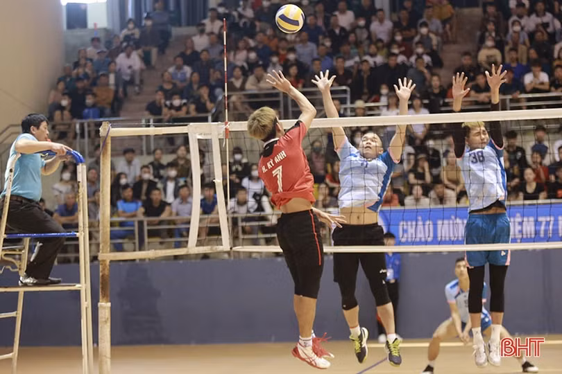 Xác định 4 đội lọt vào bán kết Giải Bóng chuyền nam thanh niên Hà Tĩnh