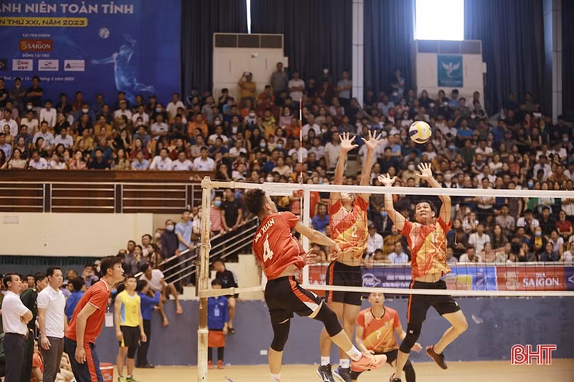 Xác định 4 đội lọt vào bán kết Giải Bóng chuyền nam thanh niên Hà Tĩnh