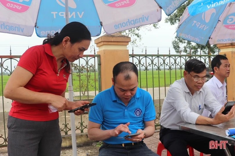 Hỗ trợ người dân thị xã Hồng Lĩnh sử dụng các dịch vụ số 