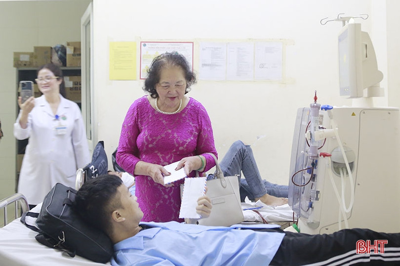 Nissan Hà Tĩnh và Hiệp hội Nữ doanh nhân tỉnh tặng quà cho bệnh nhân nghèo