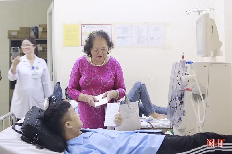 Nissan Hà Tĩnh và Hiệp hội Nữ doanh nhân tỉnh tặng quà cho bệnh nhân nghèo