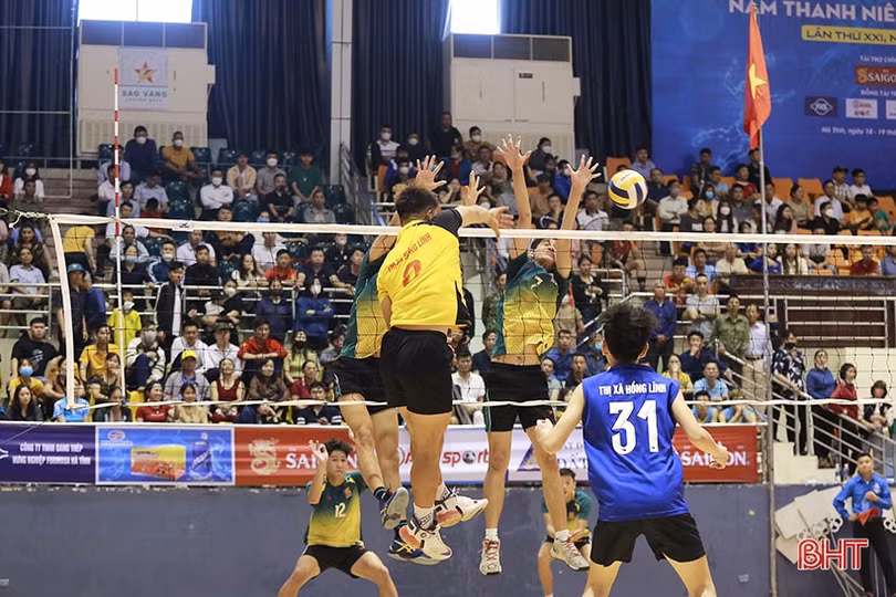 Gay cấn từ buổi đầu Giải Bóng chuyền nam thanh niên Hà Tĩnh