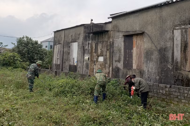 Chiến sỹ quân hàm xanh giúp xã phía Nam Hà Tĩnh xây dựng NTM nâng cao