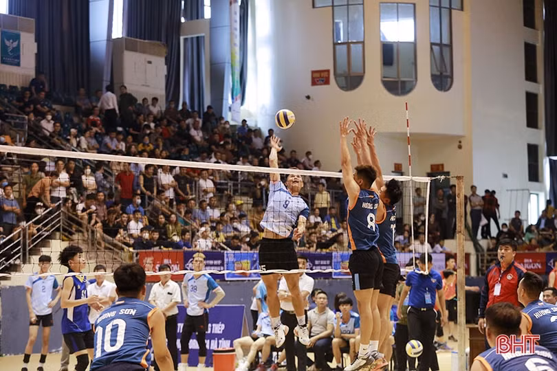 Gay cấn từ buổi đầu Giải Bóng chuyền nam thanh niên Hà Tĩnh