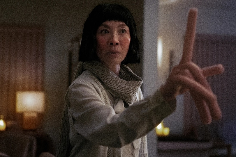 Những ngón tay “xúc xích” trong phim không cần dùng đến hiệu ứng đặc biệt. Ảnh: A24 . Phim hay nhất Oscar 2023 chỉ cần 9 nhân viên kỹ xảo