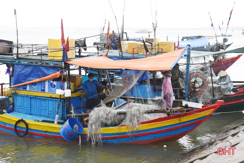 Thời tiết xấu, hàng nghìn tàu cá Hà Tĩnh phải vào bờ tránh trú