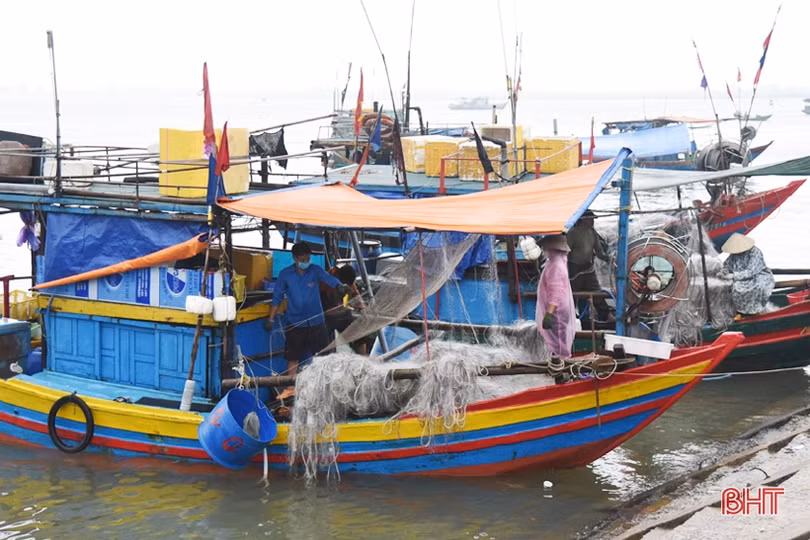 Thời tiết xấu, hàng nghìn tàu cá Hà Tĩnh phải vào bờ tránh trú