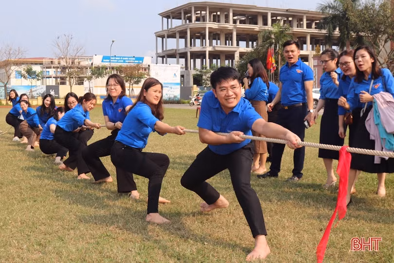 Các chi đoàn cơ quan trao quà, tặng khu vui chơi tại TP Hà Tĩnh