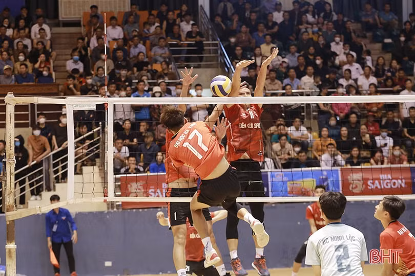 Gay cấn từ buổi đầu Giải Bóng chuyền nam thanh niên Hà Tĩnh