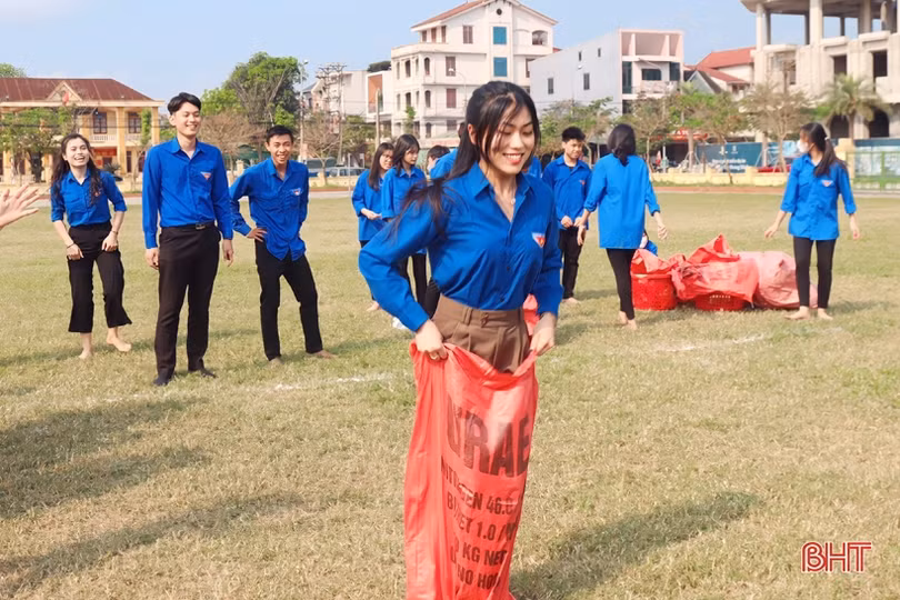 Các chi đoàn cơ quan trao quà, tặng khu vui chơi tại TP Hà Tĩnh