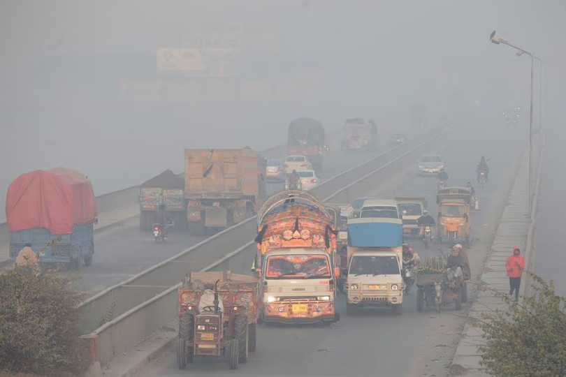 Phương tiện di chuyển trong môi trường ô nhiễm không khí nghiêm trọng ở thành phố Lahore của Pakistan. Ảnh: Reuters . Lộ diện quốc gia ô nhiễm không khí nhất thế giới