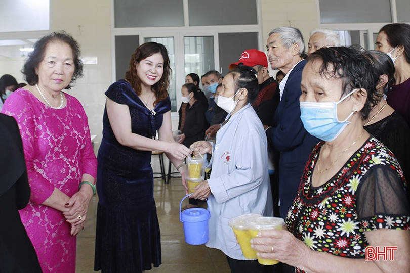 Nissan Hà Tĩnh và Hiệp hội Nữ doanh nhân tỉnh tặng quà cho bệnh nhân nghèo