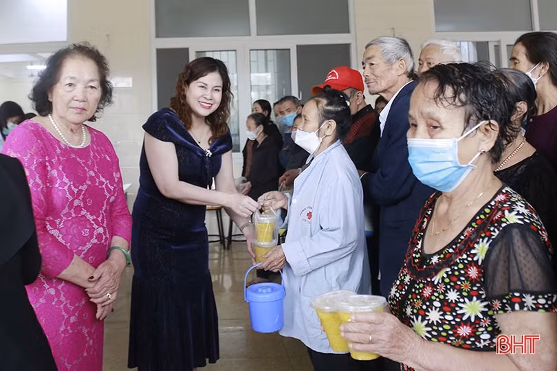 Nissan Hà Tĩnh và Hiệp hội Nữ doanh nhân tỉnh tặng quà cho bệnh nhân nghèo